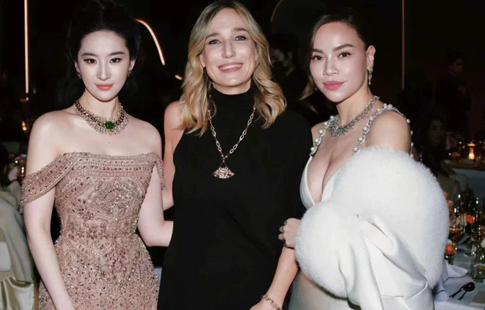 Lưu Diệc Phi (ngoài cùng trái) và Hồ Ngọc Hà (ngoài cùng phải) tại sự kiện tổ chức hôm 7.9 ở Thượng Hải (Trung Quốc).&nbsp;