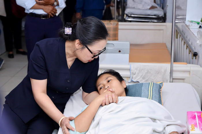 Thứ trưởng Nguyễn Thị Quyên Thanh thăm hỏi, động viên cô giáo Hoàng Thị Hiền. Ảnh: MOET&nbsp;
