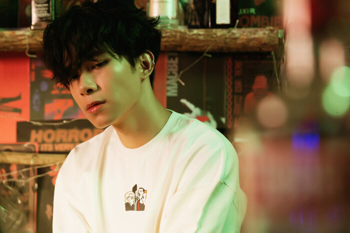 Dù làm bất cứ điều gì, chàng trai cũng không thể quên được cô gái. Mọi khung cảnh giờ đây chẳng còn như cũ khi thiếu bóng hình cô.