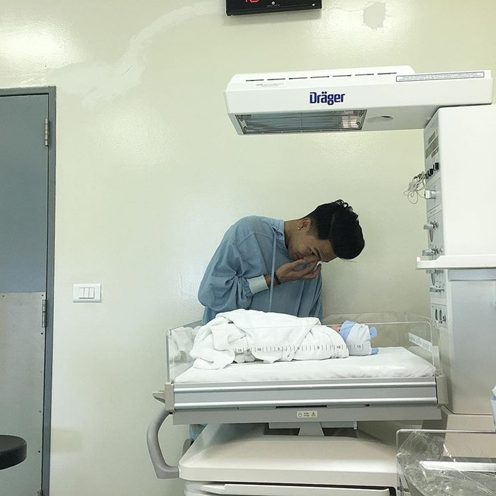 Emily chia sẻ hình ảnh Big Daddy bật khóc khi thấy con trai lần đầu tiên: Khi người đàn ông mạnh mẽ rơi nước mắt Ảnh 4