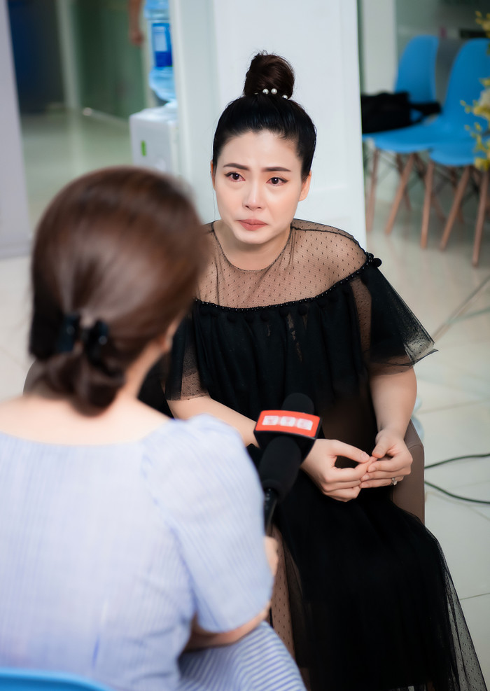 Ngọc Hiền không kiềm được nước mắt khi nhắc về cậu con trai bị tự kỷ của mình