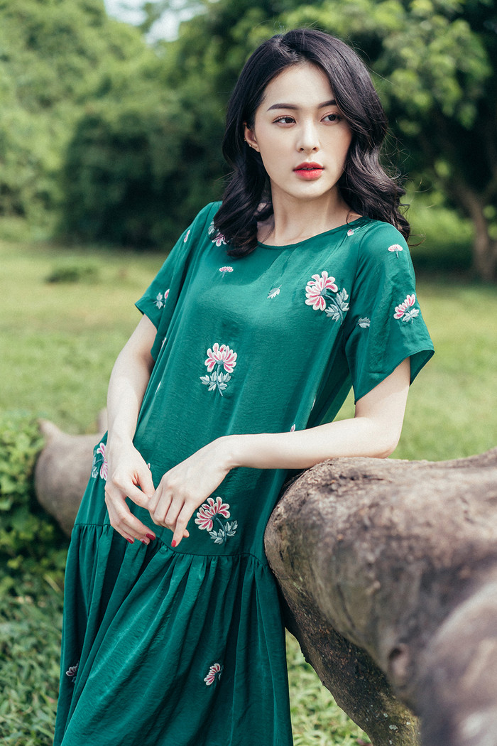 Nàng Tấm’ Hạ Vi 'hở bạo' khoe lưng trần gợi cảm ở tuổi 27 Ảnh 3