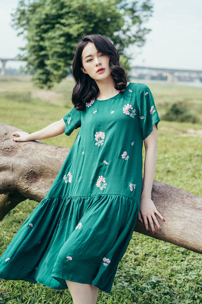 Nàng Tấm’ Hạ Vi 'hở bạo' khoe lưng trần gợi cảm ở tuổi 27 Ảnh 4