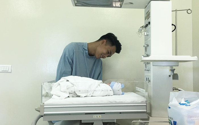 Emily chia sẻ hình ảnh Big Daddy bật khóc khi thấy con trai lần đầu tiên: Khi người đàn ông mạnh mẽ rơi nước mắt Ảnh 2