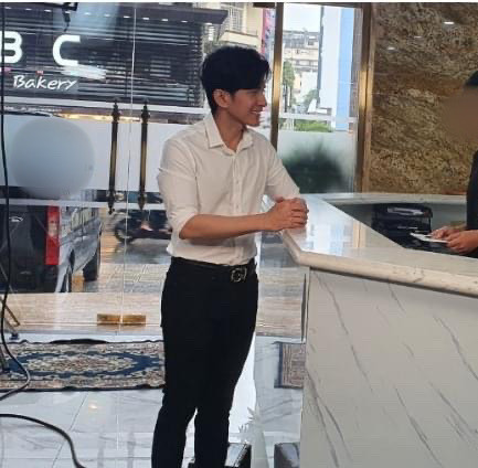 Dù là ảnh chất lượng thấp nhưng vẫn không thể làm lu mờ vẻ ngoài điển trai ngời ngời của anh Bo