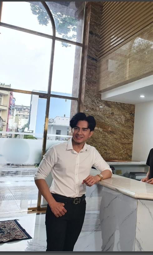 Trong ảnh chụp được, nam ca sĩ mặc áo sơ mi trắng, để tóc 'quyển vở' thương hiệu một thời