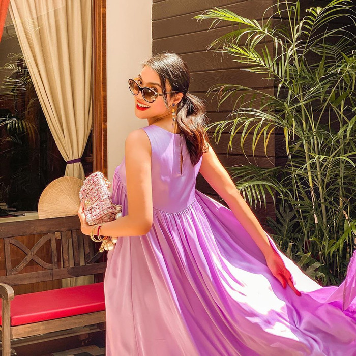 Lan Khuê tươi cười rạng rỡ, đẹp mặn mà trong thiết kế váy tím pastel ngọt ngào.