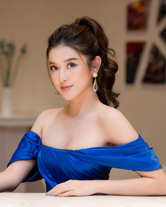 Á hậu Huyền My thần sắc rạng ngời. Diện váy dạ hội xanh khoe vai trần quyến rũ.