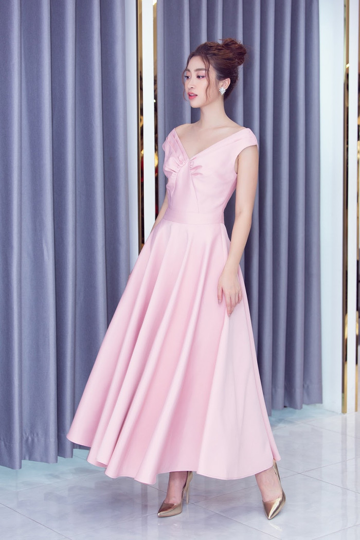 Diện style thanh lịch, Đỗ Mỹ Linh - Lương Thùy Linh xứng danh 'hoa hậu song sinh' nhan sắc vạn người mê Ảnh 10