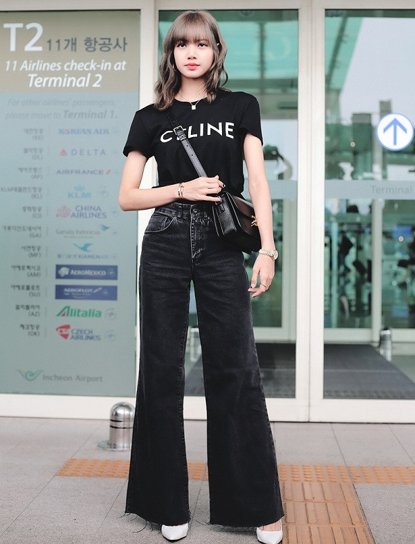 Kiểu áo thun logo Celine trị giá tầm 12 triệu đồng được Lisa mặc tại sân bay mau chóng cũng sold out trong tích tắc