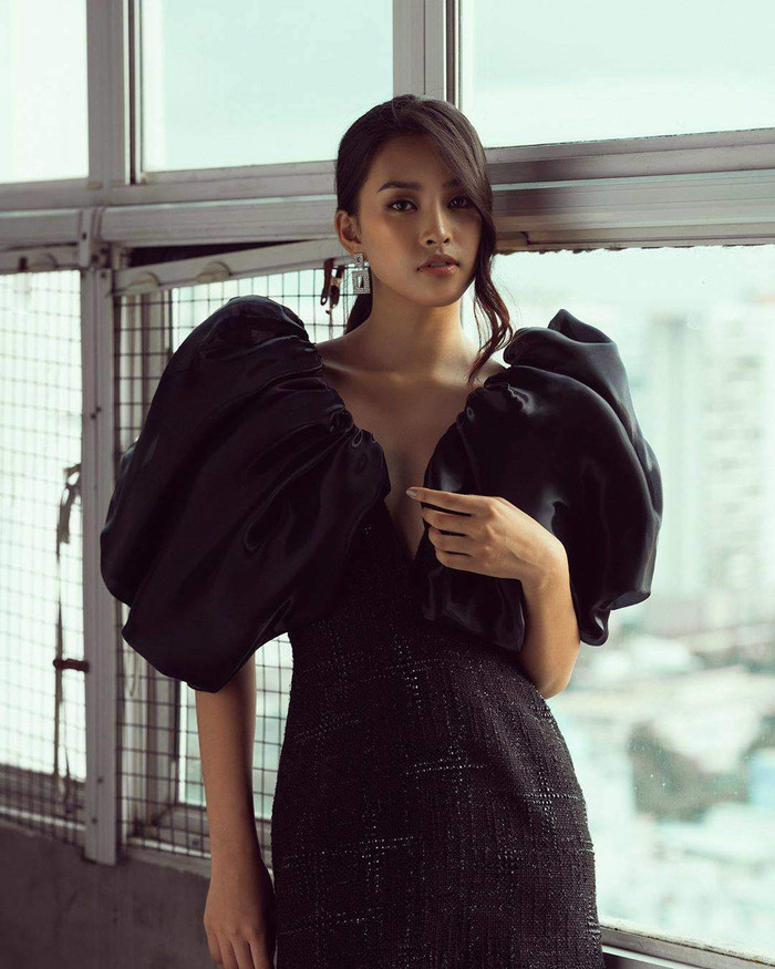 Lần khác là màn đụng độ của hai mỹ nhân trong bộ váy ngắn, tay bồng của NTK Công Trí. 