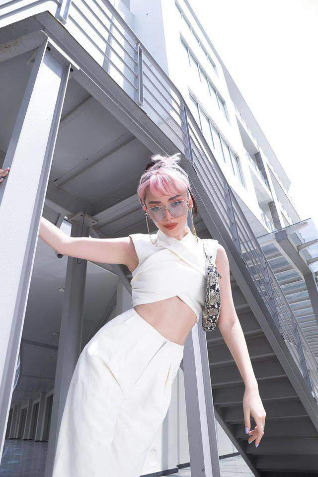 Trong màn so kè nhan sắc khi đụng hàng này, xem ra cả hai mỹ nhân đều 'bất phân thắng bại' chẳng ai kém ai. Nếu Tiểu Vy ghi điểm bởi vóc dáng thì Tóc Tiên lại dùng phụ kiện hút chặt ánh nhìn. 