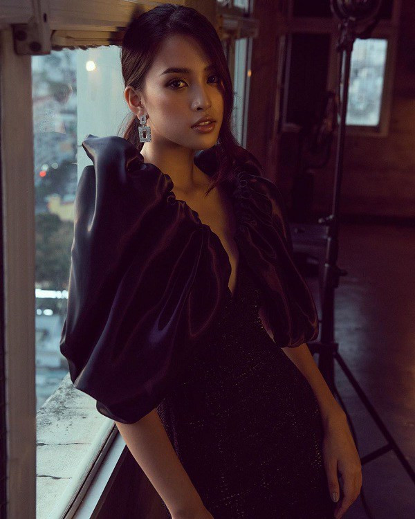 Bởi chất liệu đã quá nổi bật, nên hai chân dài đều chung ý nghĩ chọn hoa tai bản to để tô điểm nhan sắc. 