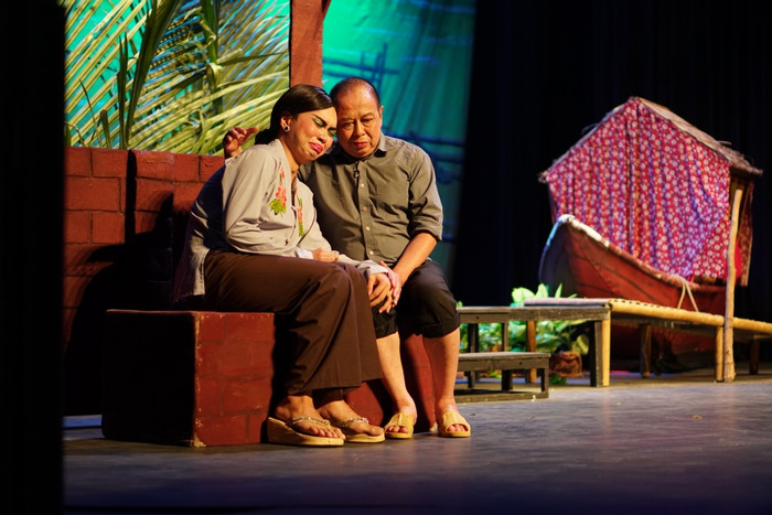 Minh Dự khiến khán giả cười ngất rồi lại rơi nước mắt nghẹn ngào với vai má Huệ trong vở chính kịch 'Ngược gió' Ảnh 5