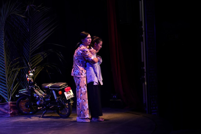 Minh Dự khiến khán giả cười ngất rồi lại rơi nước mắt nghẹn ngào với vai má Huệ trong vở chính kịch 'Ngược gió' Ảnh 8