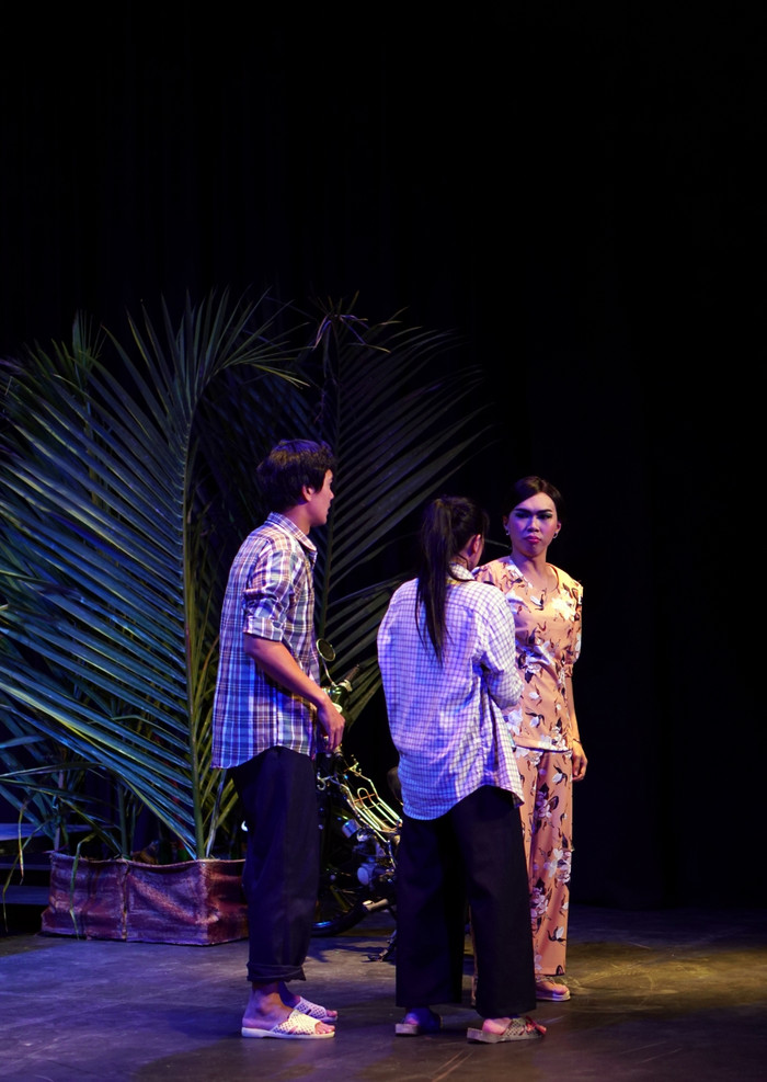 Minh Dự khiến khán giả cười ngất rồi lại rơi nước mắt nghẹn ngào với vai má Huệ trong vở chính kịch 'Ngược gió' Ảnh 6