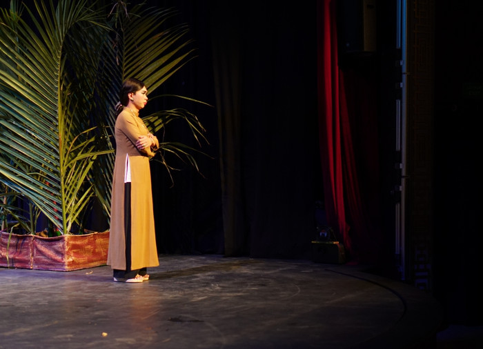 Minh Dự khiến khán giả cười ngất rồi lại rơi nước mắt nghẹn ngào với vai má Huệ trong vở chính kịch 'Ngược gió' Ảnh 7