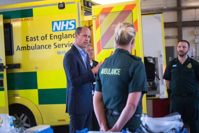 Các nhân viên đứng nghe bài thuyết trình của Hoàng tử từ khoảng cách rất xa.