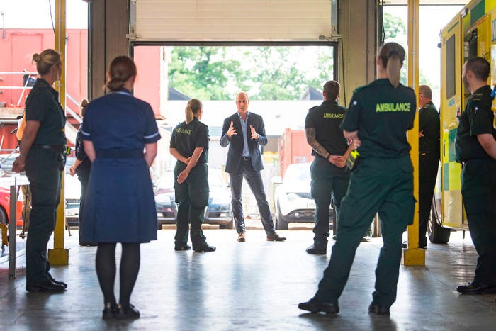 Hoàng tử William đã trực tiếp đến thăm nhân viên y tế tại King Lynn, Norfolk.  