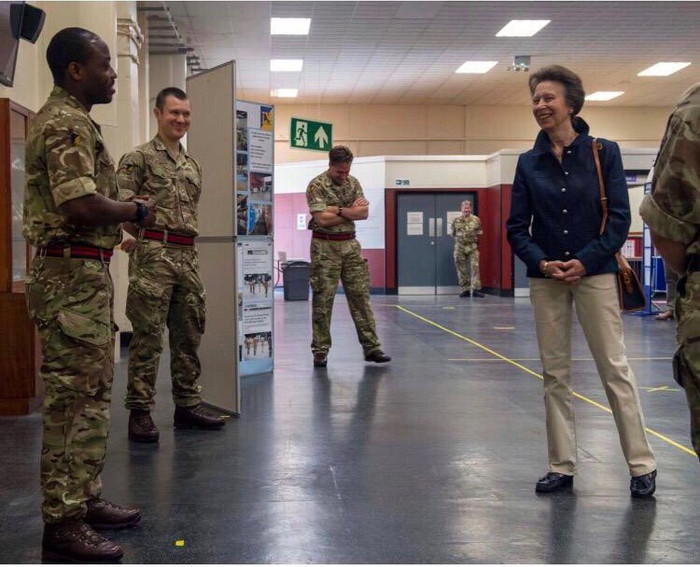 Công chúa Anne không nhờ đến tài xế mà tự lái xe đi công chuyện. 