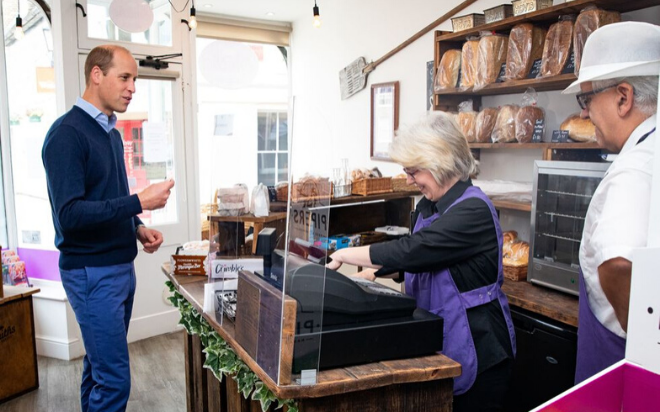 COVID-19 khiến các thành viên Hoàng gia không thể bắt tay với người dân Ảnh 2