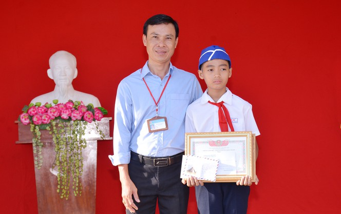 Cậu học sinh đội mưa dọn rác ở cống nước trên đường đi học về được biểu dương, khen thưởng trước toàn trường Ảnh 2