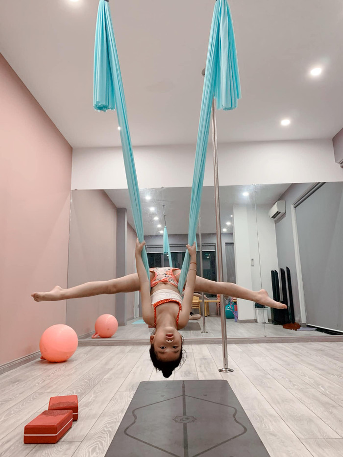 Không chỉ thực hiện được các động tác uốn dẻo khó, bé Cola còn giữ thần thái như vũ công thực thụ khiến nhiều người phải xuýt xoa khen ngợi