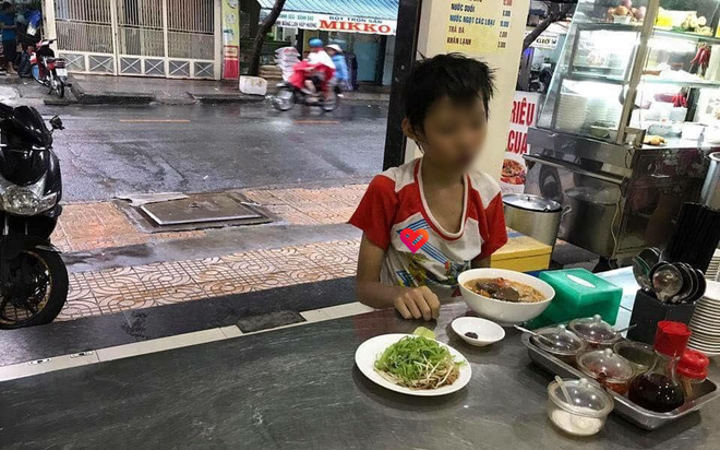 Thấy cậu bé dáng vẻ tội nghiệp lại ướt sũng từ đầu đến chân, nam thanh niên có hành động ấm lòng Ảnh 2