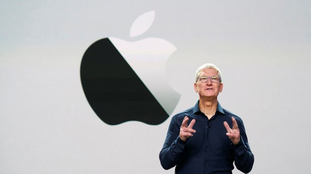 Tim Cook, CEO Apple, trong sự kiện WWDC 2020 được tổ chức dưới hình thức trực tuyến, phát đi từ Steve Jobs Theater. Ảnh chụp màn hình