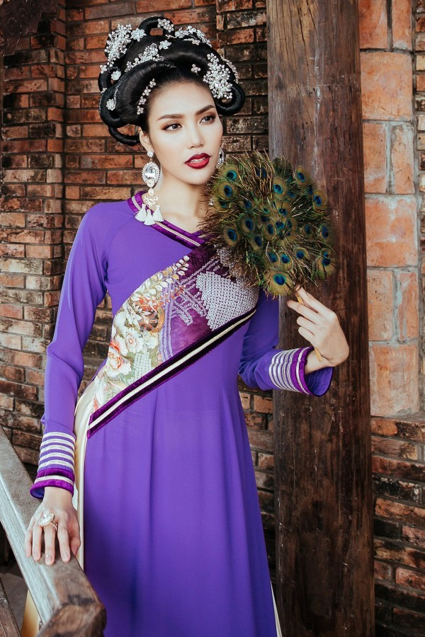 Bộ áo dài tím không mấy đặc sắc nhưng đã được Lan Khuê nâng tầm hình ảnh. 
