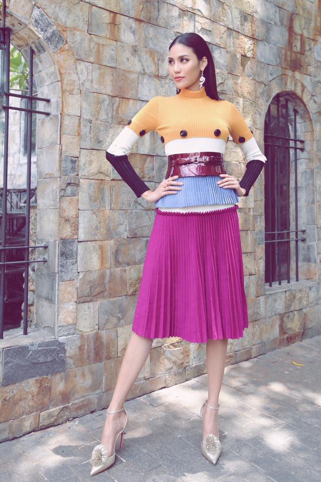 Chân váy tím cá tính, thanh lịch được người đẹp ứng dụng khi xuất hiện tại buổi quay hình The Face mùa 2. 