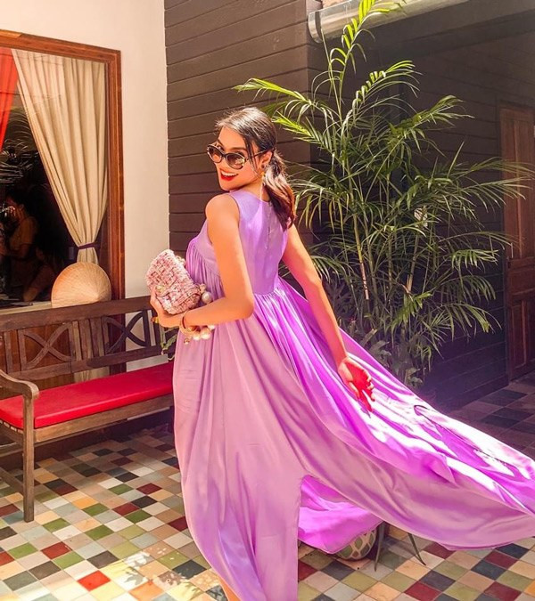 Nếu không có dáng vóc cao ráo, trang nhã, bộ cánh này sẽ làm khó Lan Khuê rất nhiều, nhưng ở đây, cô chinh phục mọi thứ rất 'ngọt', thần thái chuẩn, sang trọng vô cùng. 