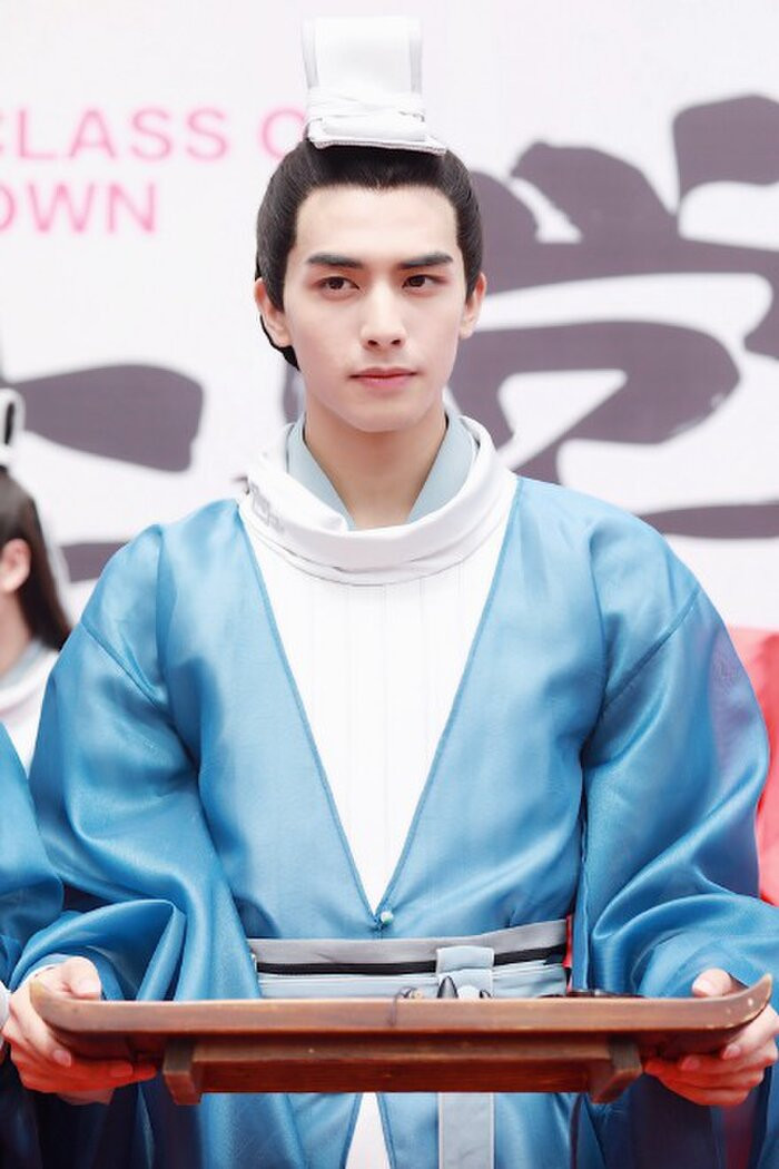 'Thư sinh xinh đẹp' tung poster nhân vật mới: Cúc Tịnh Y bị mỉa mai 'ngàn năm không đổi', Tống Uy Long thì bị chê kém sắc Ảnh 10