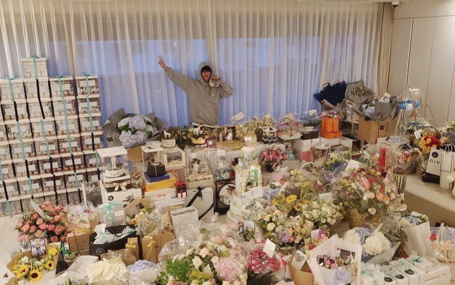 Khoe nhận quà từ fan vào sinh nhật, Lee Min Ho bị Knet ném đá không thương tiếc Ảnh 2