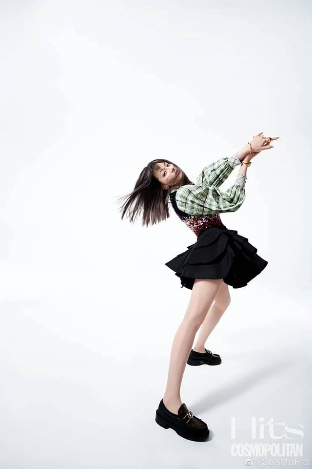 Địch Lệ Nhiệt Ba, Dương Dương, Hứa Quang Hán tỏa sáng trên tạp chí, lại còn được fans 'ship' nhiệt tình Ảnh 12