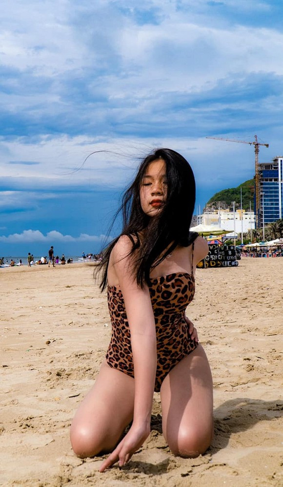 Được biết, chính Lưu Thiên Hương là 'phó nháy' cho loạt ảnh gợi cảm 'hết nấc' của con. 