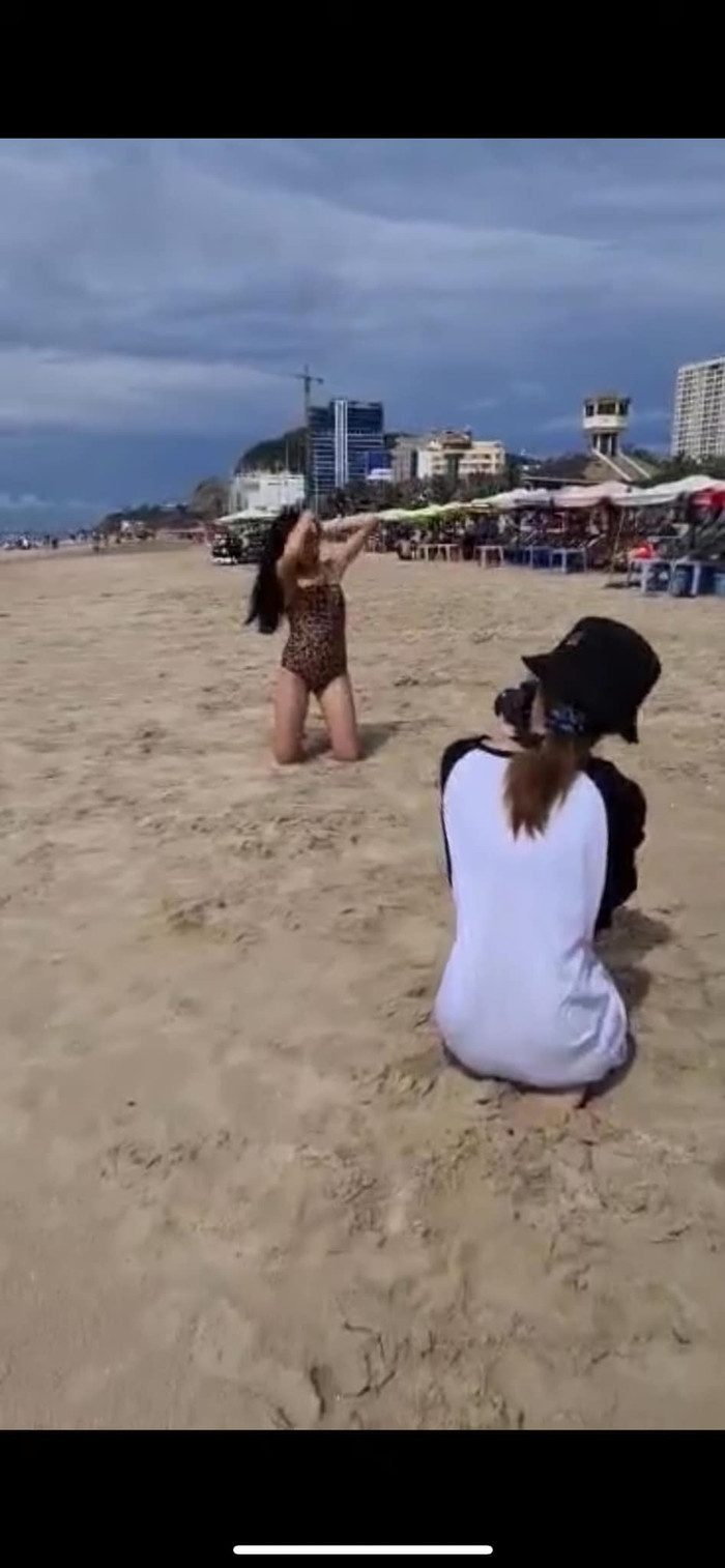 Mặc dù là nhạc sĩ quốc gia nhưng Lưu Thiên Hương vẫn bị con gái 'hành' bắt chụp hình