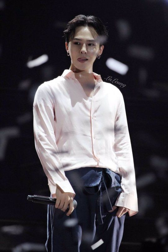 Trưởng nhóm G-Dragon lọt top 4 nghệ sĩ solo xuất sắc nhất.