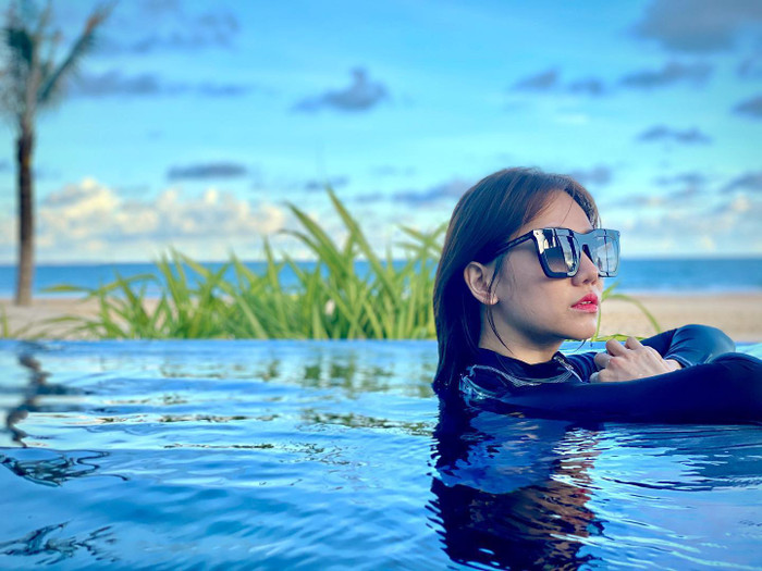 Có lẽ do tính chất công việc bận rộn của cả hai nên đến nay Hari Won mới được ông xã đưa đi bơi