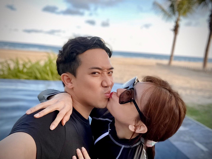 Hari Won khoe ảnh hôn ông xã đầy tình tứ dưới hồ bơi khiến ai cũng xuýt xoa 