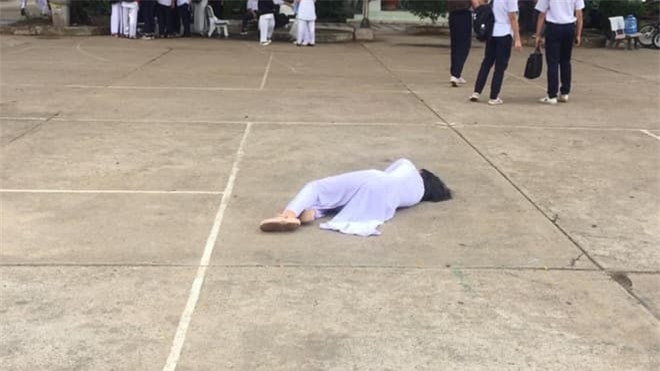 Bức ảnh nữ sinh nằm giữa sân trường đang gây xôn xao mạng xã hội. Ảnh: Group Trường Người Ta