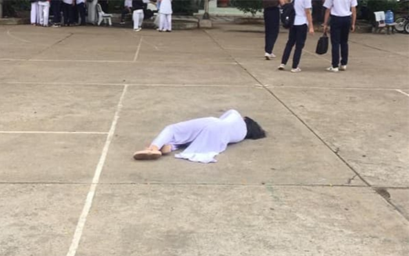 Bức ảnh nữ sinh nằm giữa sân trường khiến CĐM bất ngờ, lý do sau đó khiến ai cũng 'ngã ngửa' bất ngờ Ảnh 2