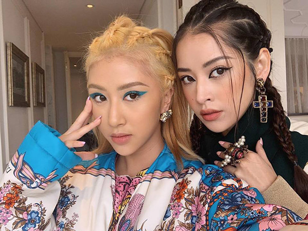 Nếu không phải trang phục giống nhau thì là kiểu trang điểm tương đồng. 