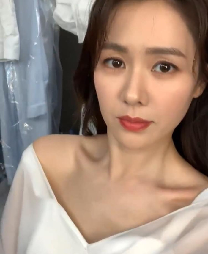 Son Ye Jin tung video và hình tự chụp khiến fans hào hứng: 'Đúng là chị gái biển cả' Ảnh 10