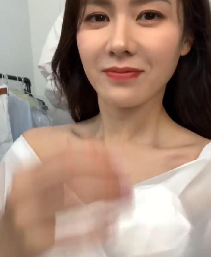 Son Ye Jin tung video và hình tự chụp khiến fans hào hứng: 'Đúng là chị gái biển cả' Ảnh 11