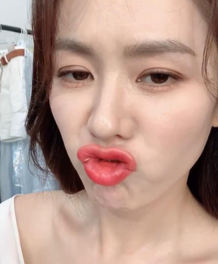 Son Ye Jin tung video và hình tự chụp khiến fans hào hứng: 'Đúng là chị gái biển cả' Ảnh 3