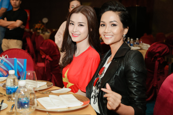 Bầu bì 5 tháng, Đông Nhi vẫn trình diễn Bad Boy với vũ đạo cực máu lửa khiến H'Hen Niê 'quẩy điên cuồng' Ảnh 6