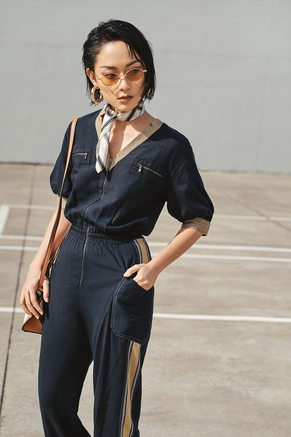 Vẻ ngoài cá tính hơn khi chọn cho mình một bộ jumpsuit kết hợp với khăn lụa thắt nơ ngay cổ khi đến một bữa tiệc nào đó