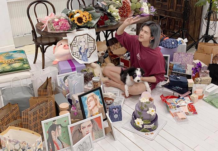 Cùng vô vàn quà cáp từ nhỏ đến lớn. 