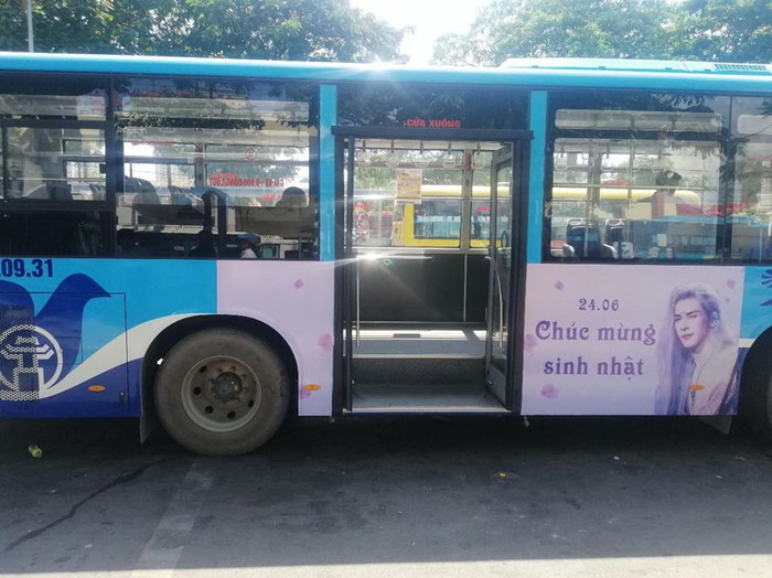 Banner in trên các xe bus. 